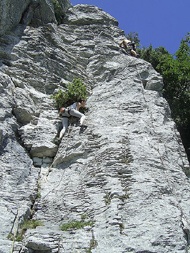 Due arrampicatori in azione