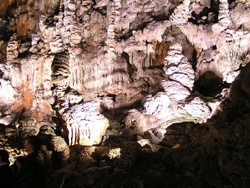 Stalagmiti nella Grotta Gigante