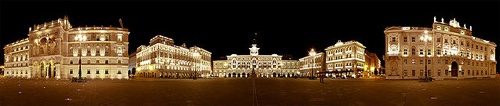 Piazza Unità d'Italia di notte, Trieste